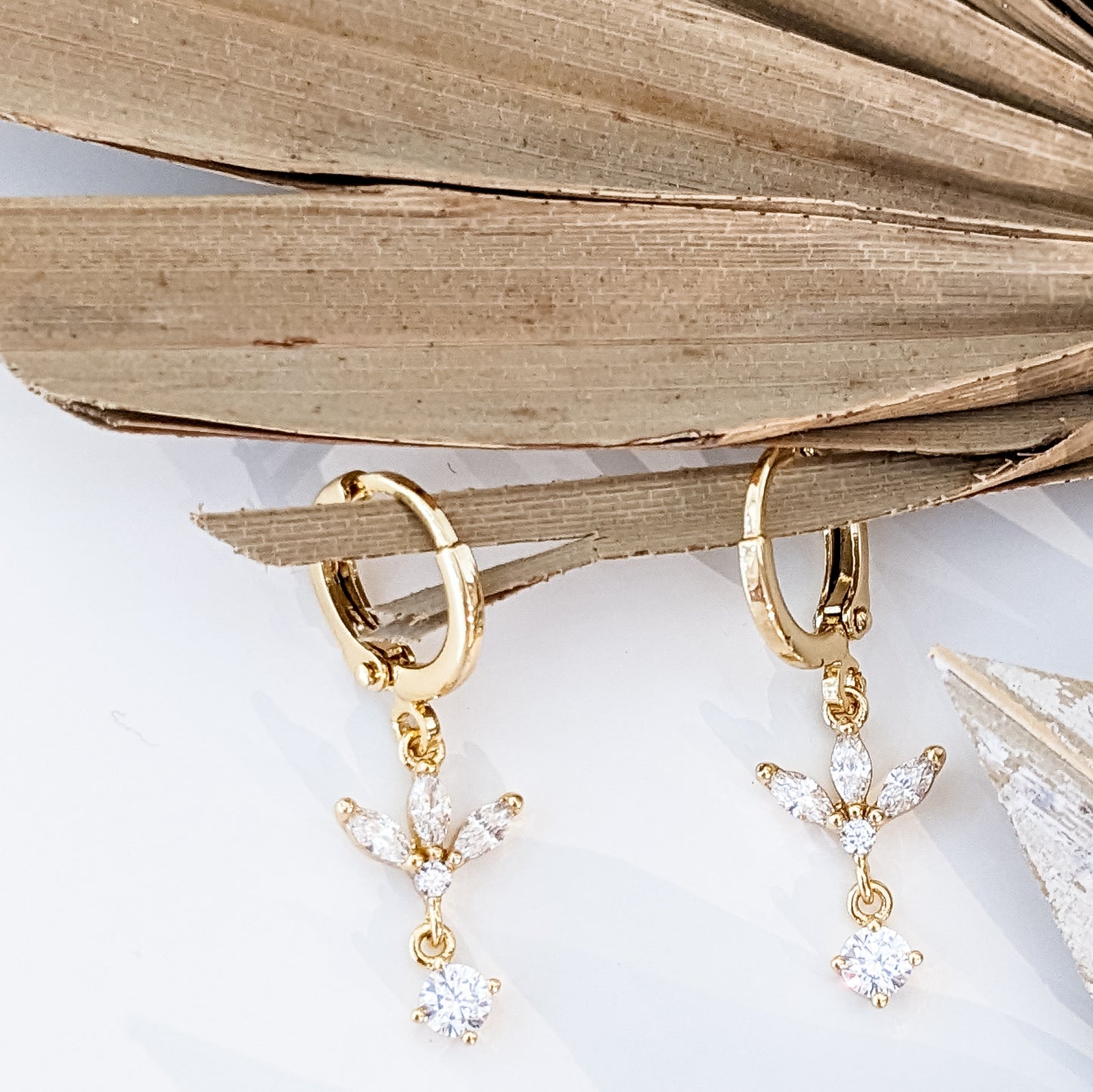 Boucles d'oreilles " Mini créoles fleur & pampille zircons " Plaqué Or