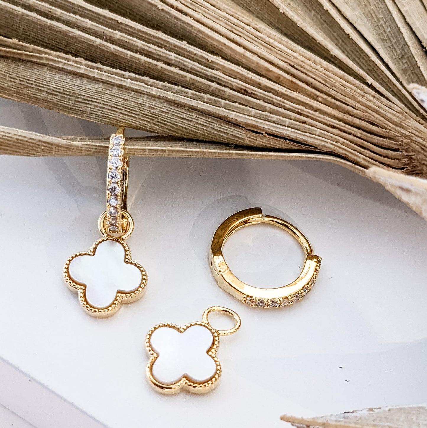 Boucles d'oreilles " Mini-créoles Trèfle nacre & zircons " Plaqué Or